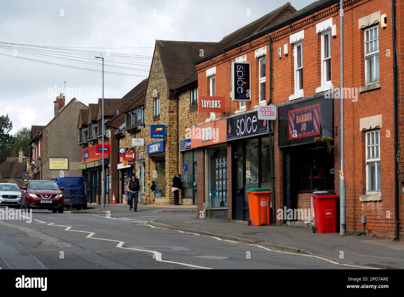 Geschäfte in Main Road, Duston, Northamptonshire, England, Großbritannien Stockfoto