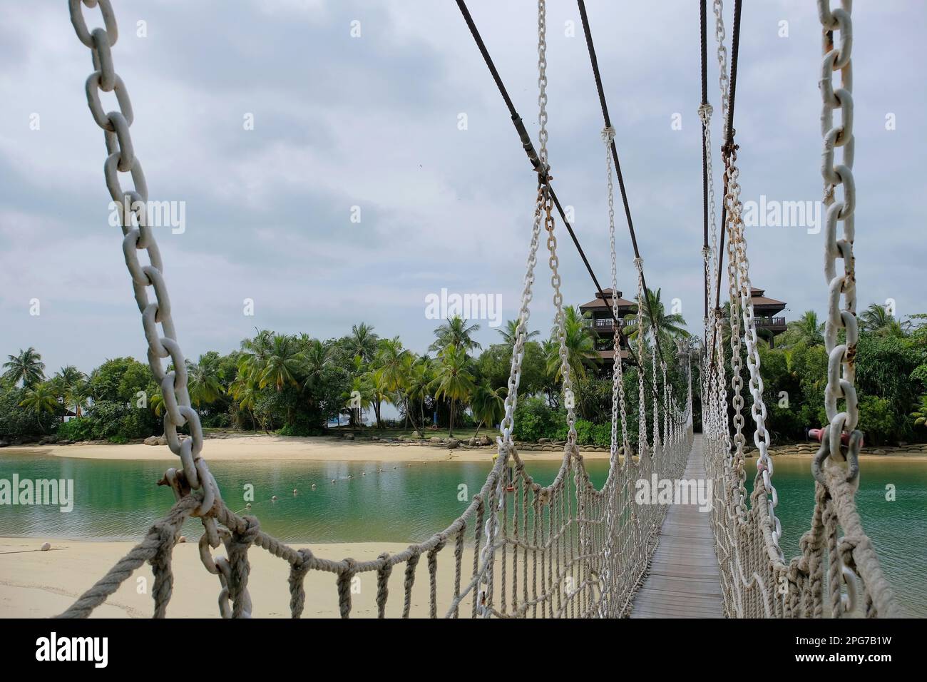 Hängebrücke von Palawan Beach auf der Insel Sentosa, Singapur, führt zum „südlichsten Punkt des Kontinentalasiens“ Stockfoto