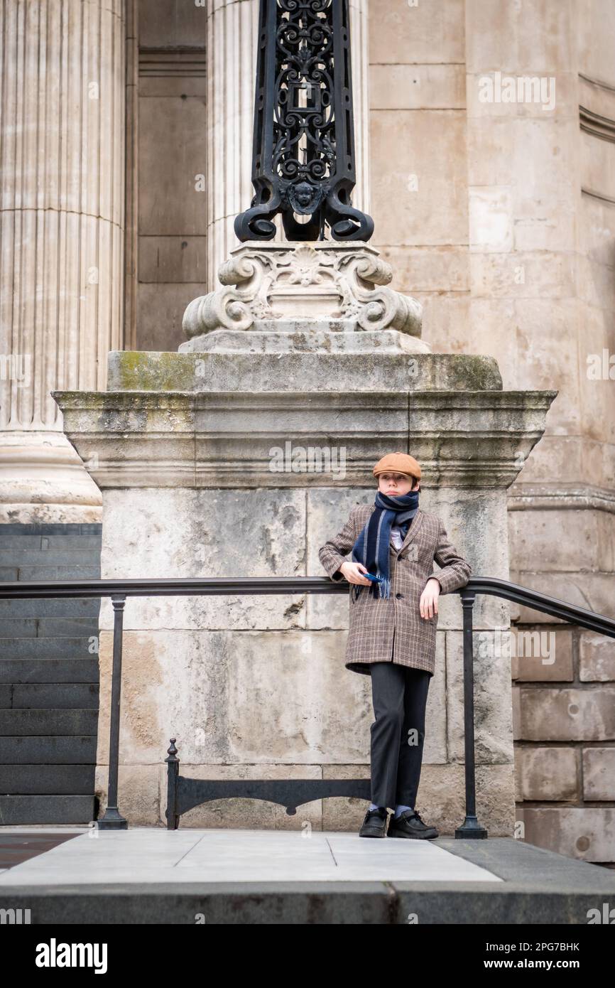 Ein stilvoller Junge macht eine Pose vor St. Paul's Cathedral, London. Stockfoto