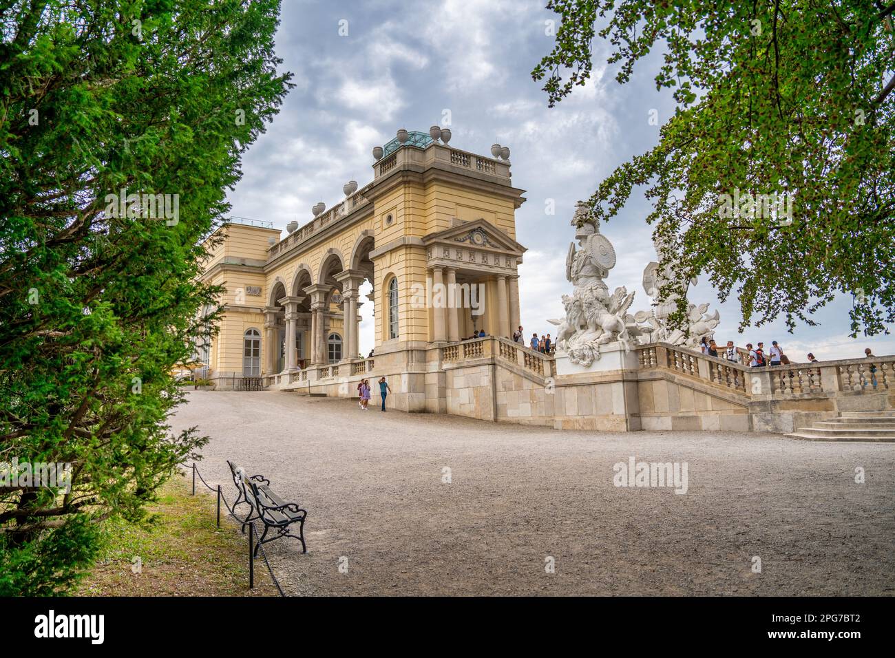 Wien, Österreich - 20. August 2022: Touristen am Schlosspark Schönbrunn unter Gloriette. Stockfoto