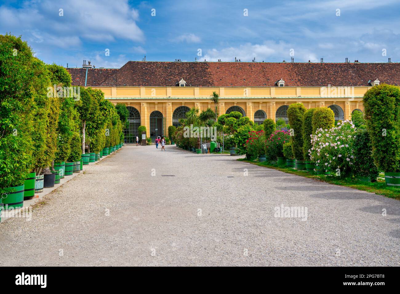 Wien, Österreich - 20. August 2022: Touristen am Schlossgarten Schönbrunn. Stockfoto