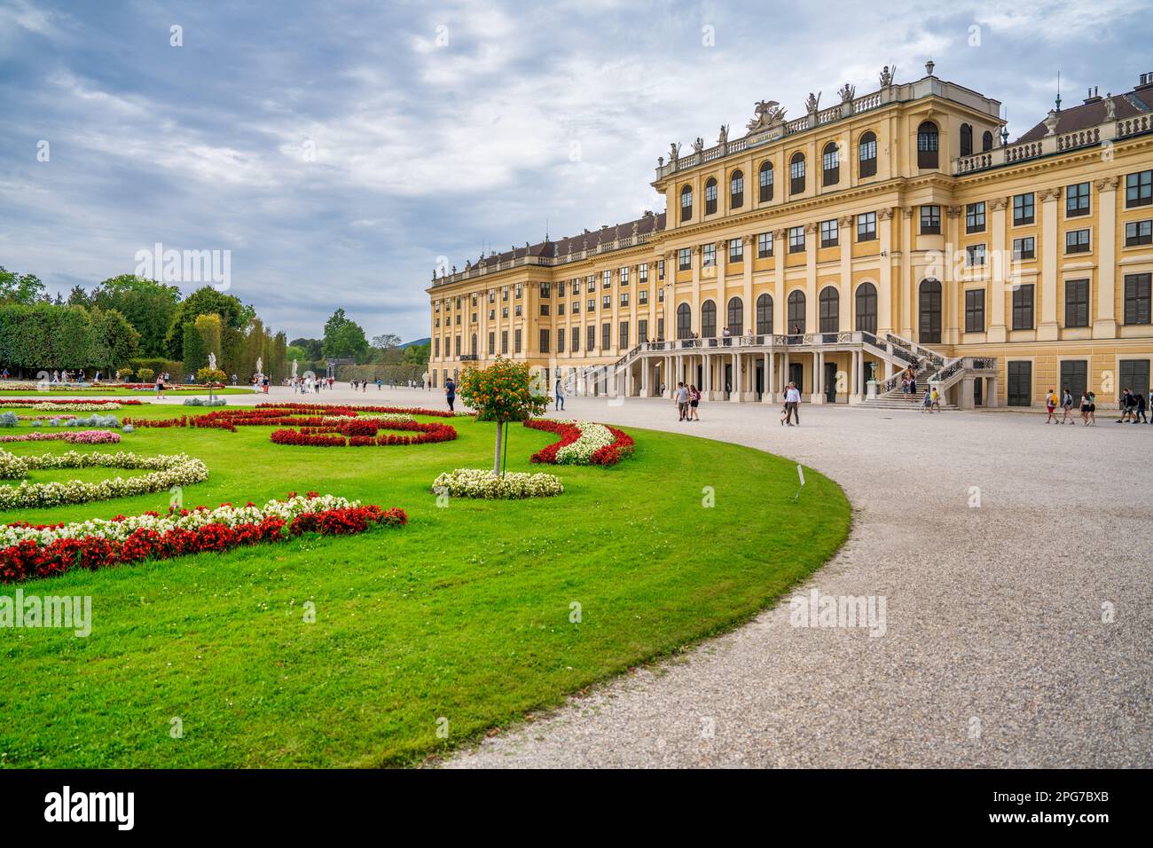 Wien, Österreich - 20. August 2022: Touristen am Schlosspark Schönbrunn. Stockfoto