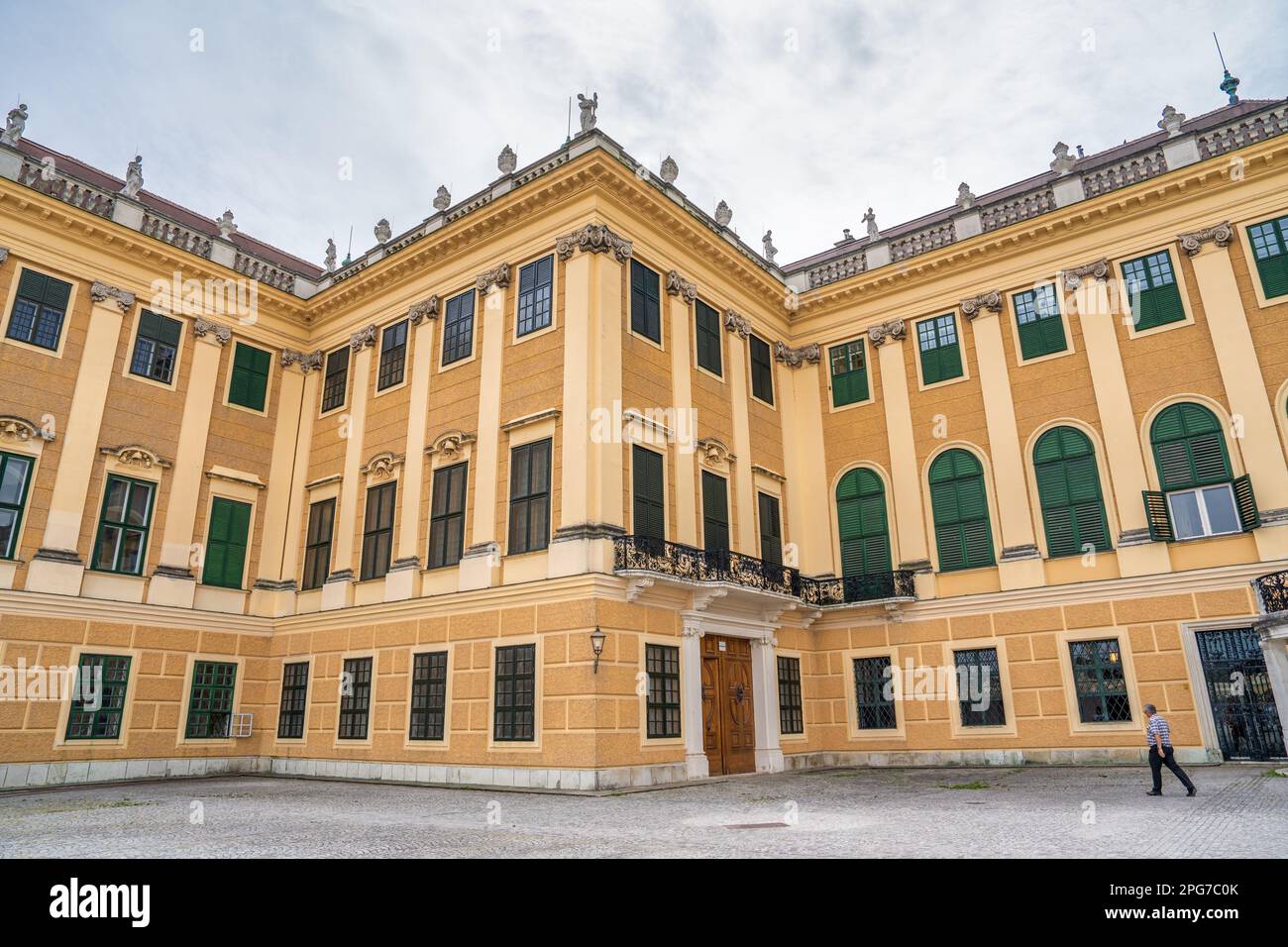 Wien, Österreich - 20. August 2022: Touristen am Schlosspark Schönbrunn. Stockfoto