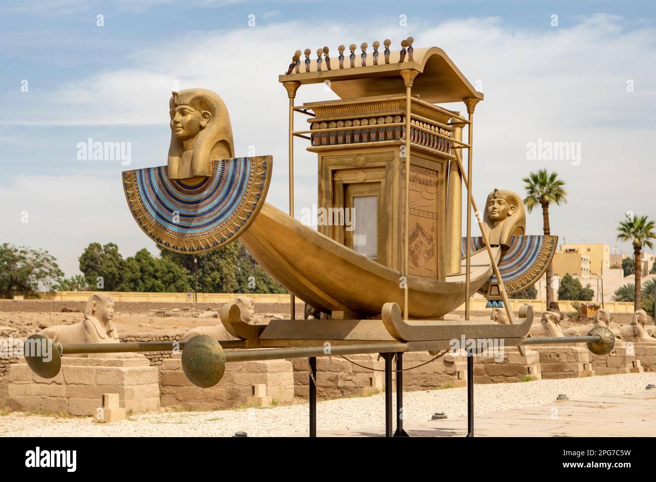 Das Boot in der Sphinx Avenue, Luxor, Ägypten Stockfoto