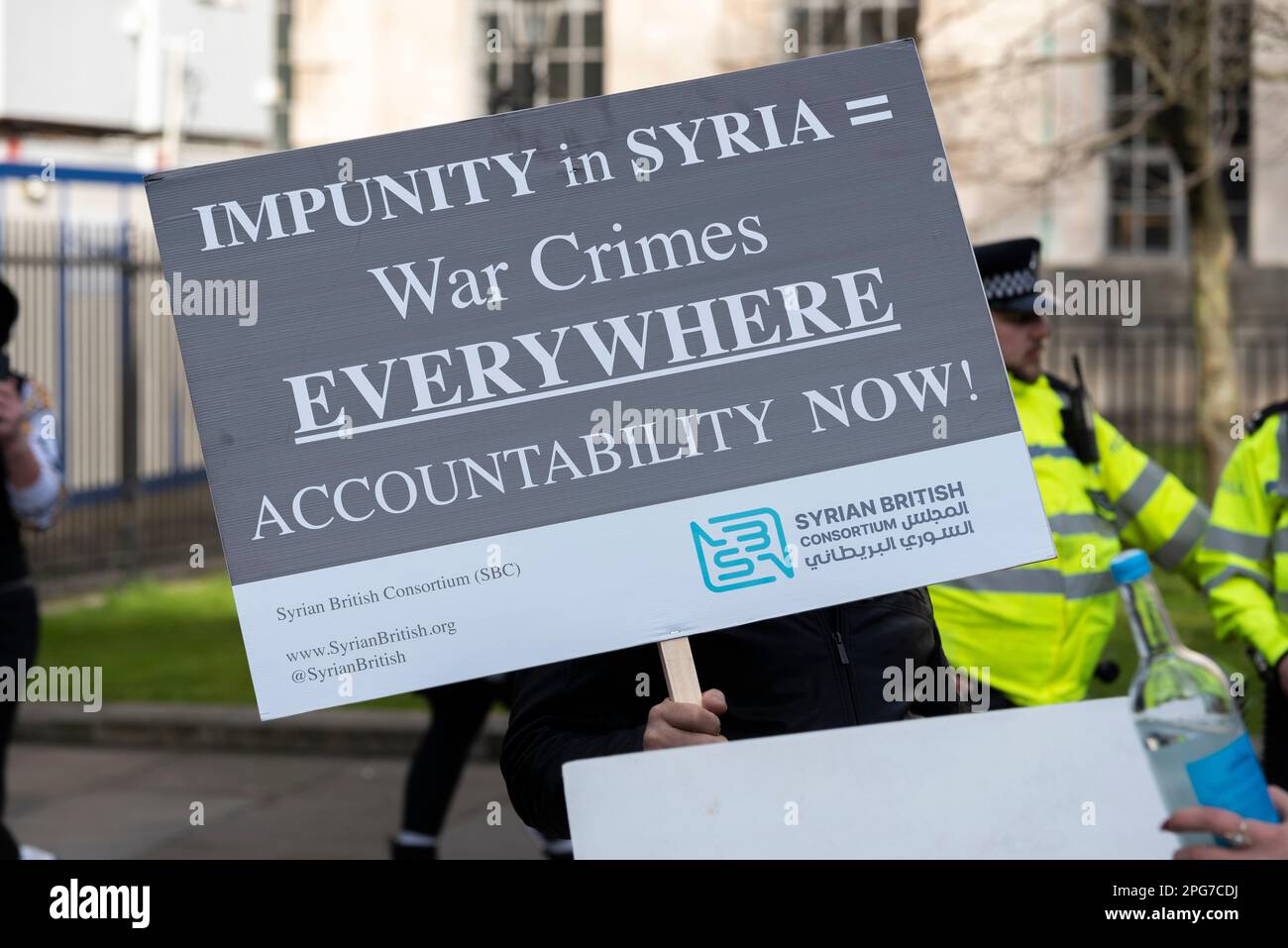 Protest gegen Assad wegen des Krieges in Syrien. Syrischer Bürgerkrieg. Straflosigkeit in Syrien = überall Kriegsverbrechen. Syrisches Britisches Konsortium Stockfoto