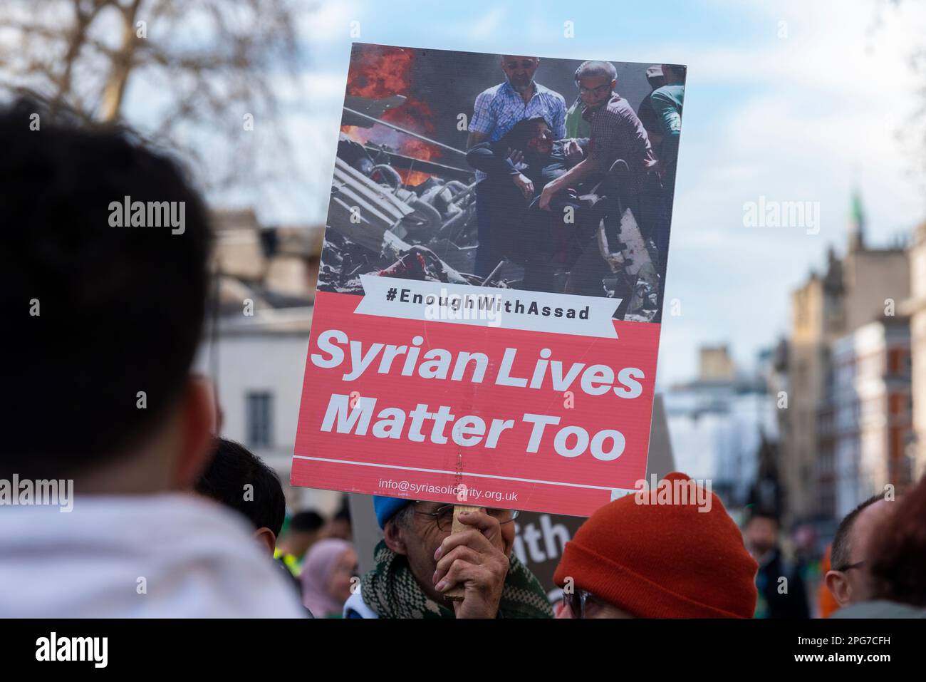 Protest gegen Assad wegen des Krieges in Syrien. Syrischer Bürgerkrieg. Genug mit Assad Plakette. Syrische Leben sind auch wichtig Stockfoto