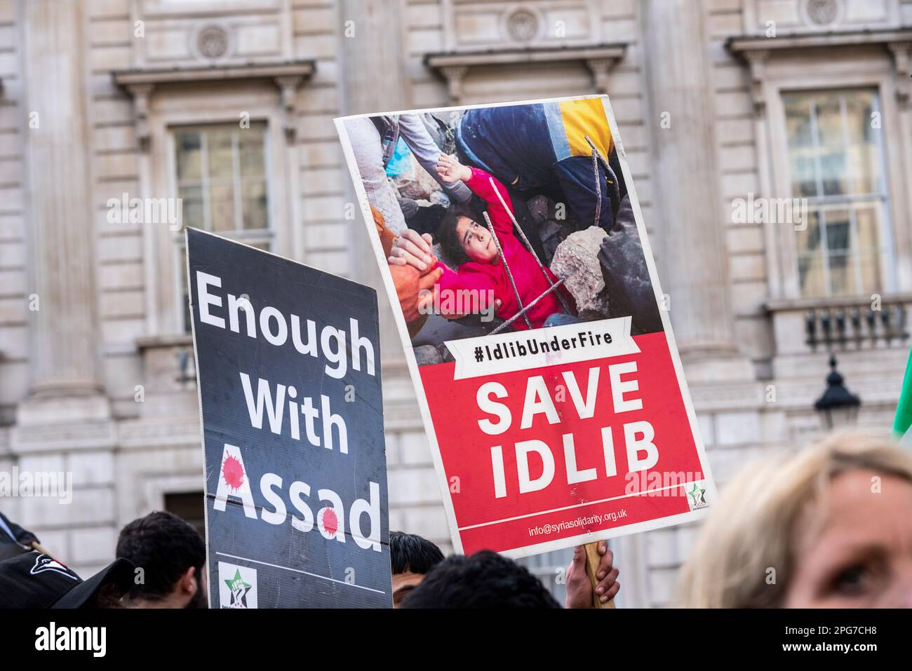 Protest gegen Assad wegen des Krieges in Syrien. Syrischer Bürgerkrieg. Genug mit Assad Plakette. Idlib-Plakette speichern. Idlib steht unter Beschuss Stockfoto