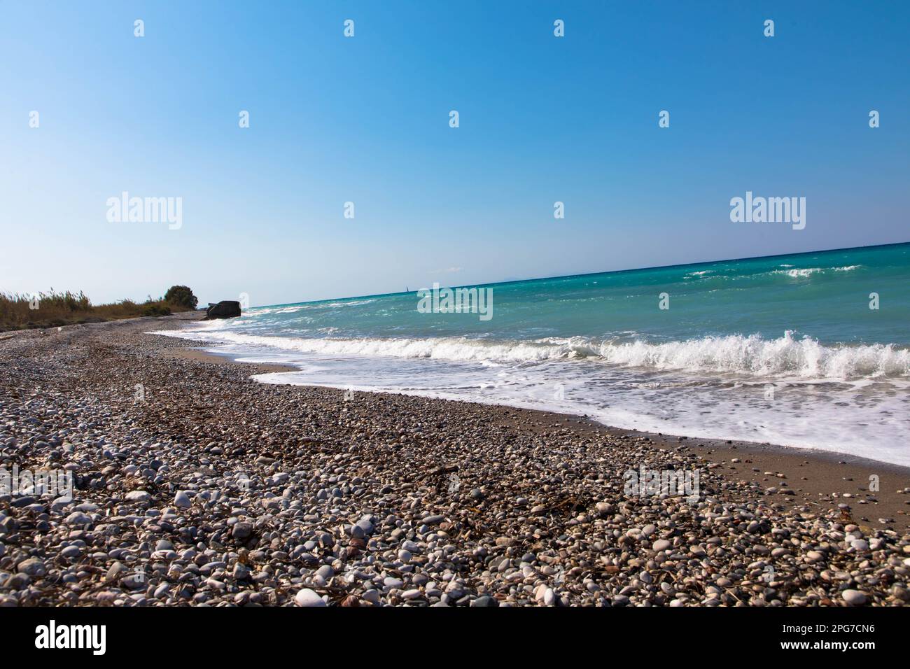 Leerer Strand auf der wunderschönen Insel Rhodos. Spektakuläre Landschaft mit Kieselküste. Ägäisches Meer, Griechenland. Stockfoto