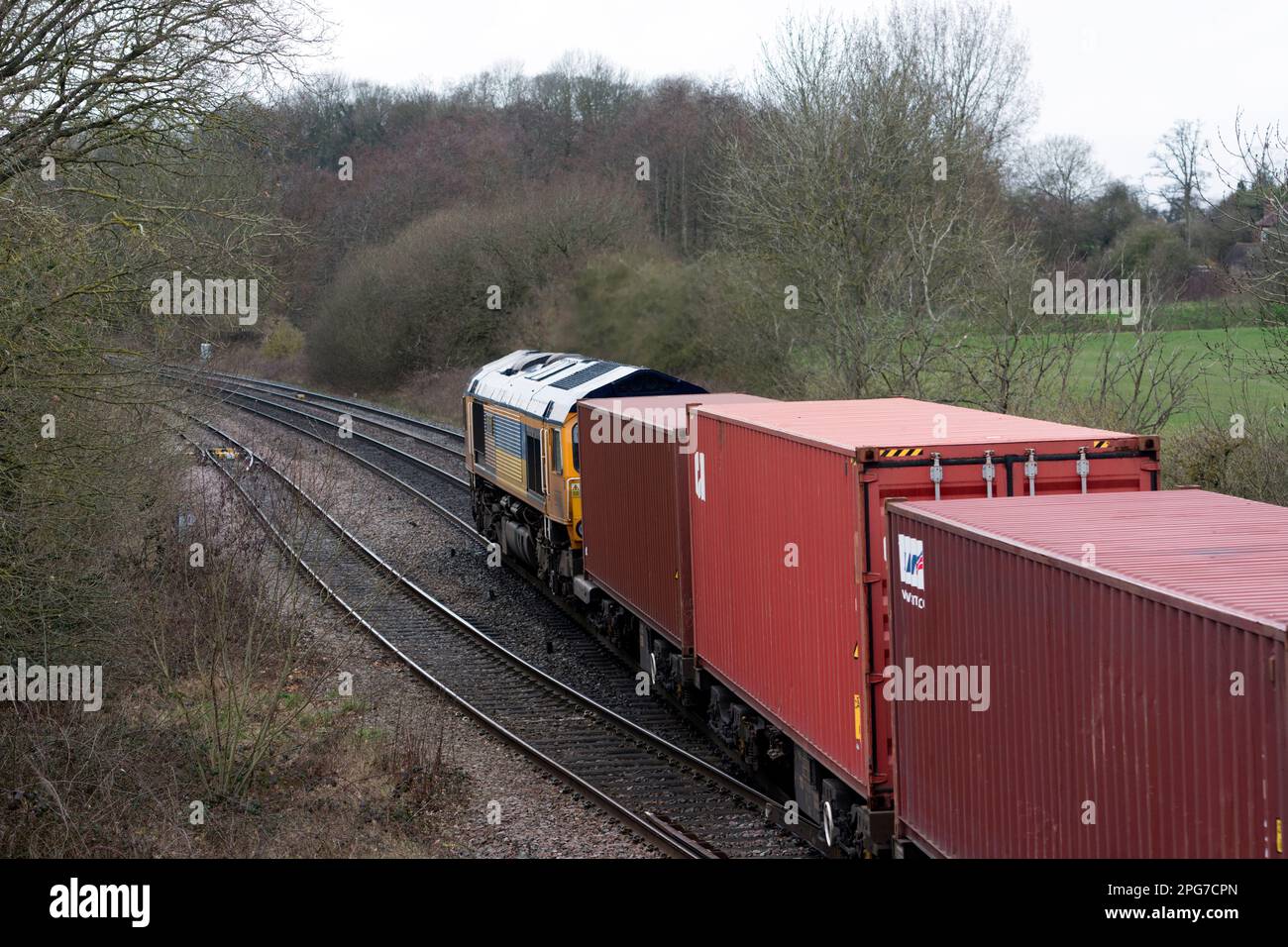 Klasse-66-Diesellokomotive, die einen Intermodalzug bei Hatton Bank, Warwickshire, Großbritannien, zieht Stockfoto
