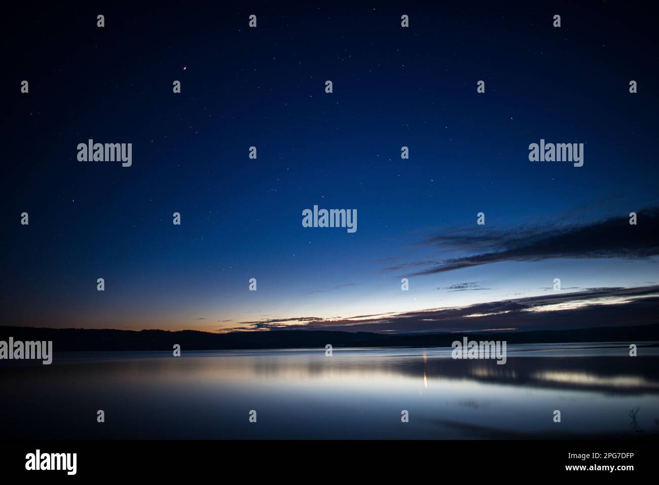 Kielder Wasser unter einem klaren Sternenhimmel, einschließlich Jupiter (hoch im Himmel und Venus (nahe dem Horizont), Northumberland International Dark Sky Park Stockfoto