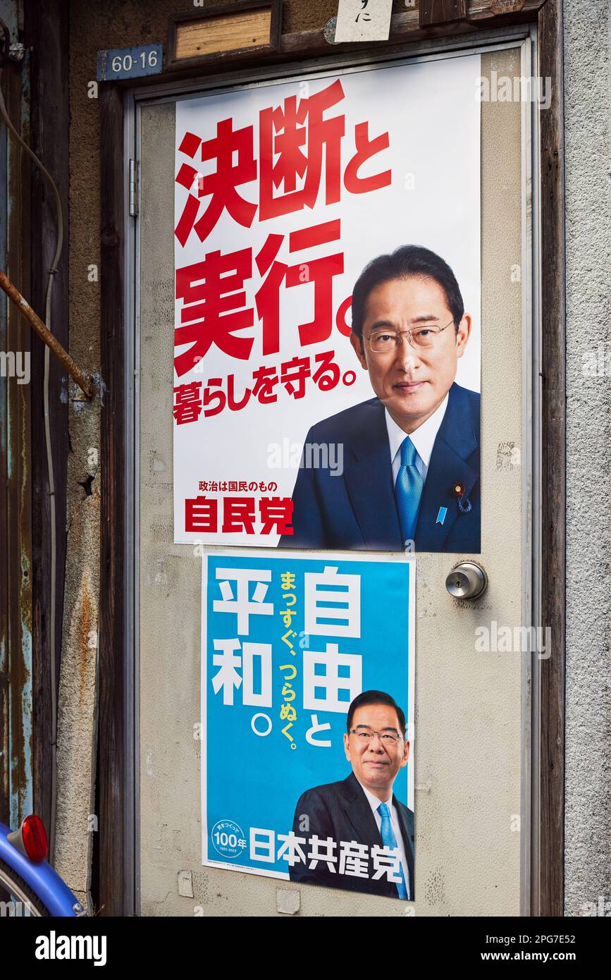Fumio Kishida (japanischer Premierminister, LDP) und Kazuo Shii (Kommunistische Partei Japans), Poster; Tokio, Japan Stockfoto