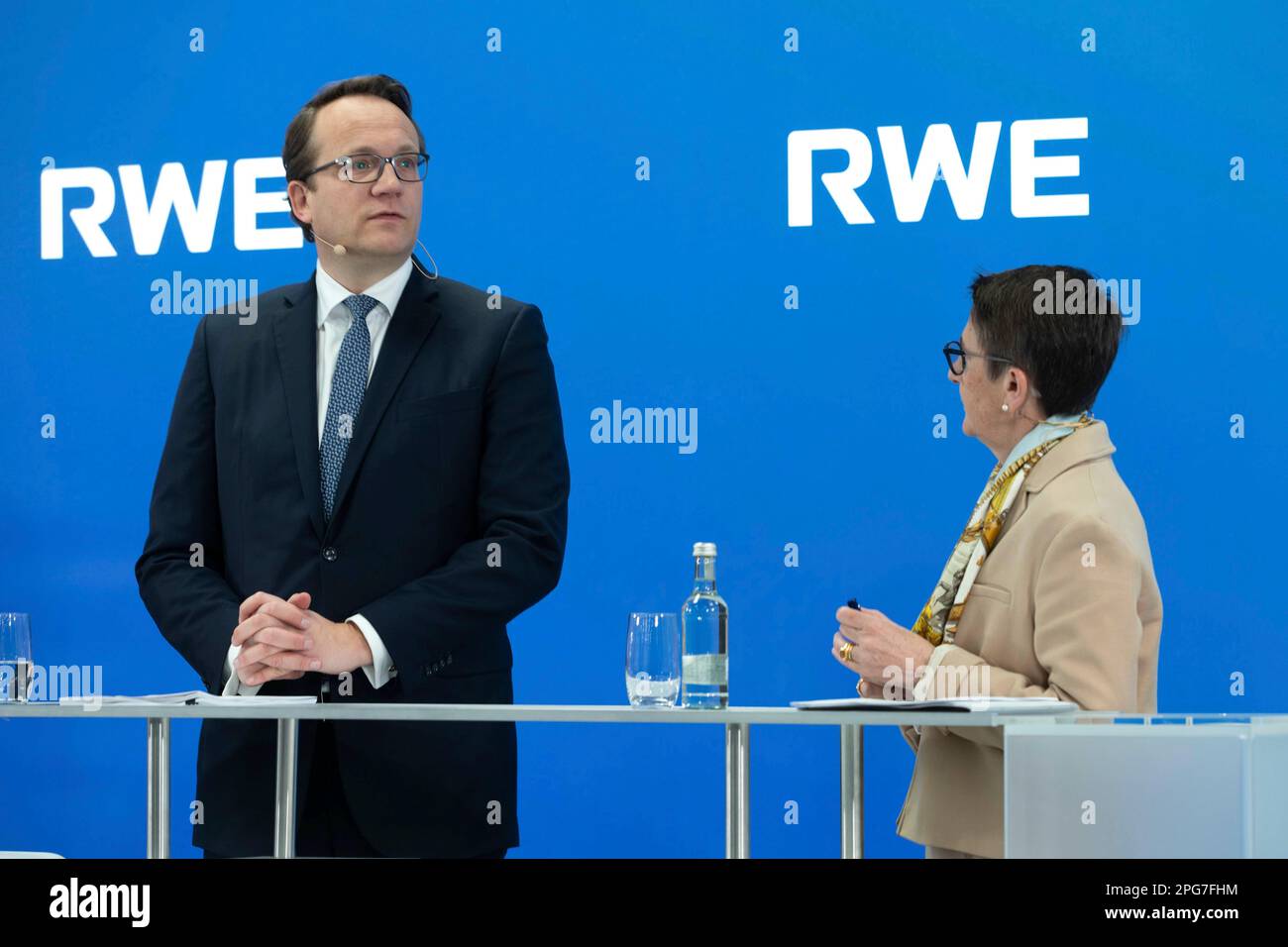 Essen Sie, Deutschland. 21. März 2023. Von links nach rechts Dr. Markus KREBBER, Management Chairman, Zvezdana SEEGER, Management Member, HR Director, Labour Director, Annual Press Conference of RWE AG am 21. März 2023 in Essen Credit: dpa/Alamy Live News Stockfoto