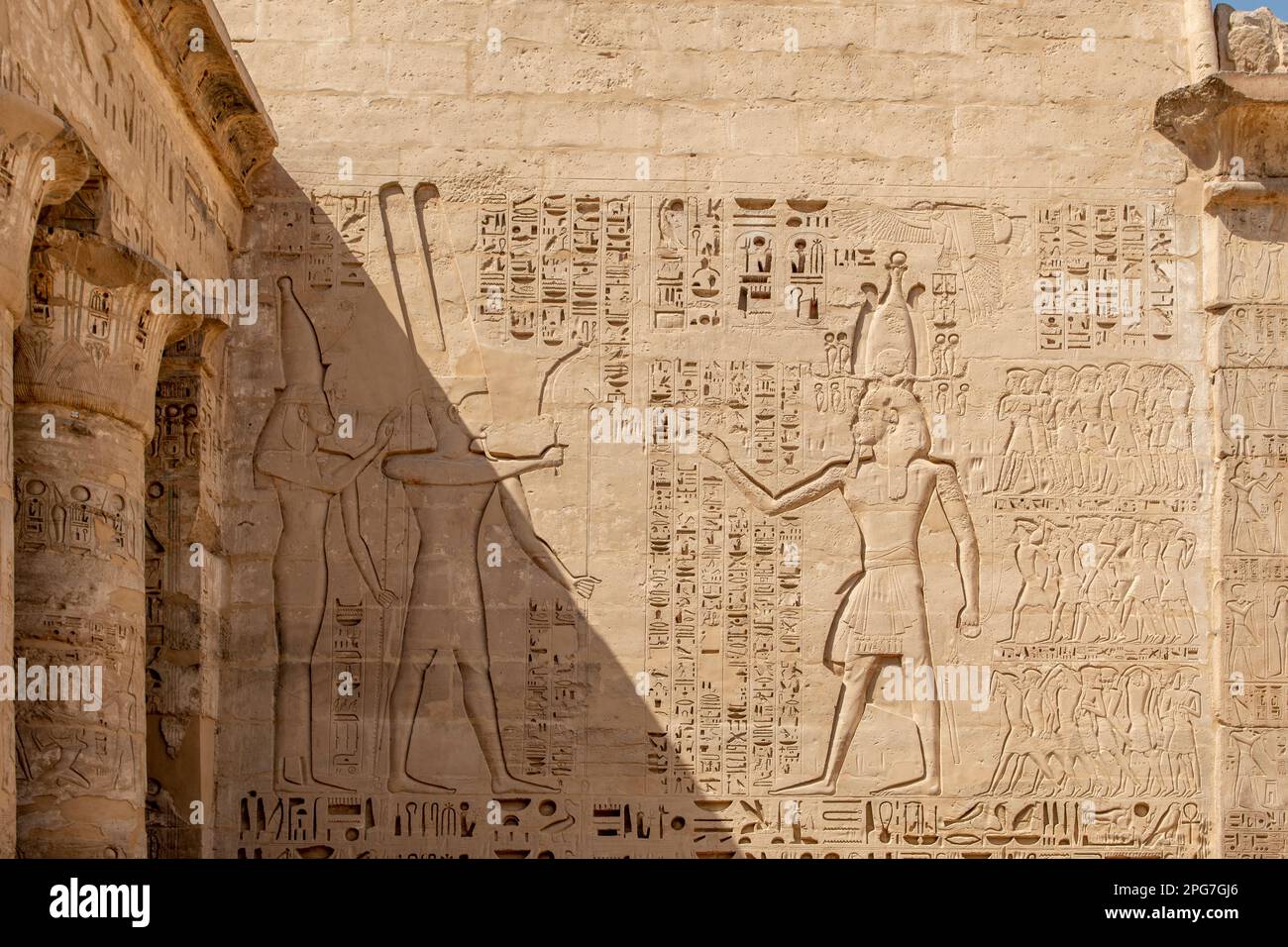 Bas Relief im Leichentempel Amenhotep III, in der Nähe von Luxor, Ägypten Stockfoto
