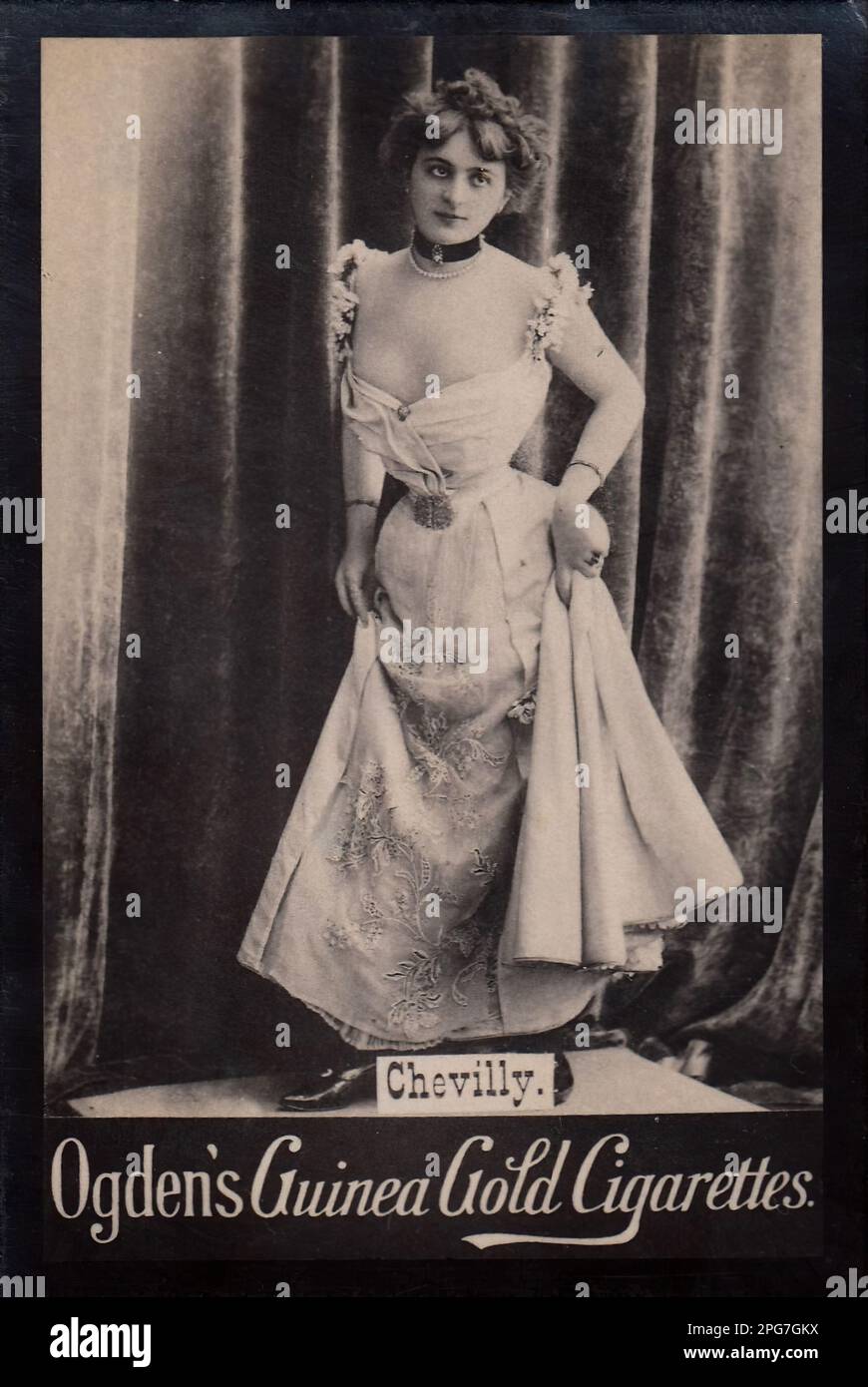 Porträt von Schauspielerin Chevilly - Oldtimer-Zigarettenkarte, viktorianische Ära Stockfoto