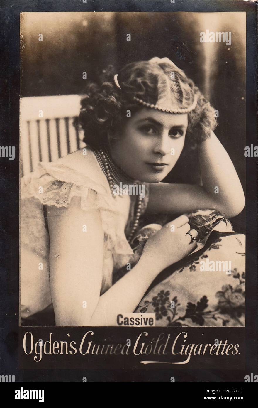 Porträt der Schauspielerin Cassive - Vintage Cigarette Card, Viktorianisches Zeitalter Stockfoto