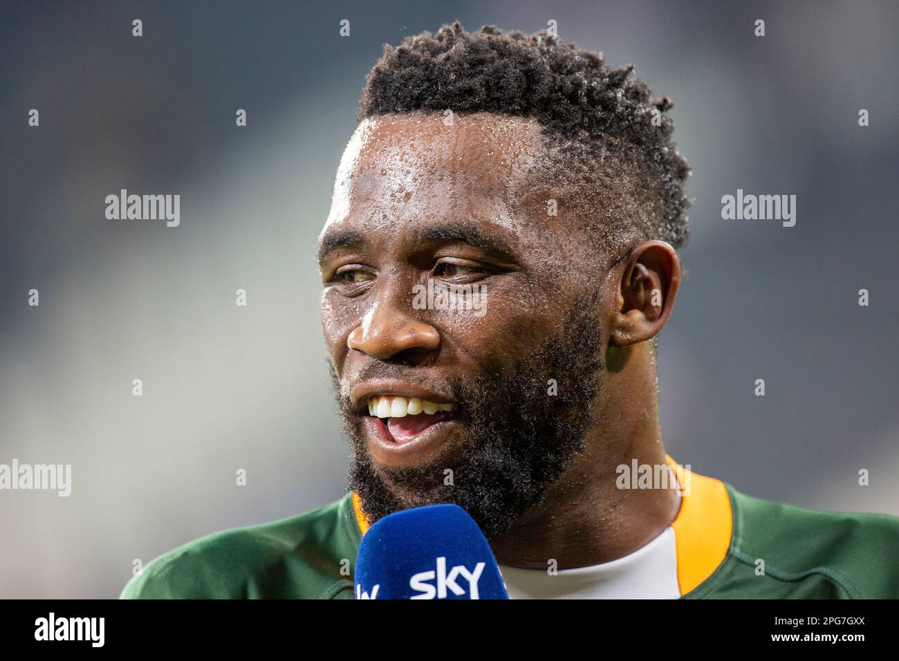 Smiling Siya Kolisi interviewte, nachdem er die All Blacks beim internationalen Rugby-Turnier zwischen Südafrika und Neuseeland besiegt hatte Stockfoto