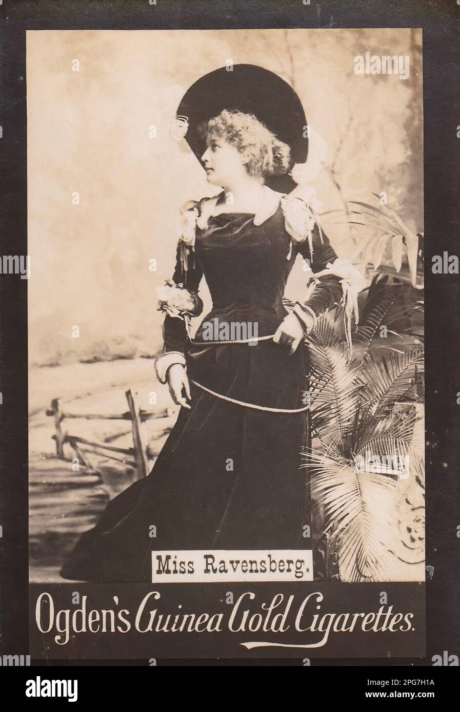 Porträt von Miss Ravensberg - Oldtimer-Zigarettenkarte aus der viktorianischen Ära Stockfoto