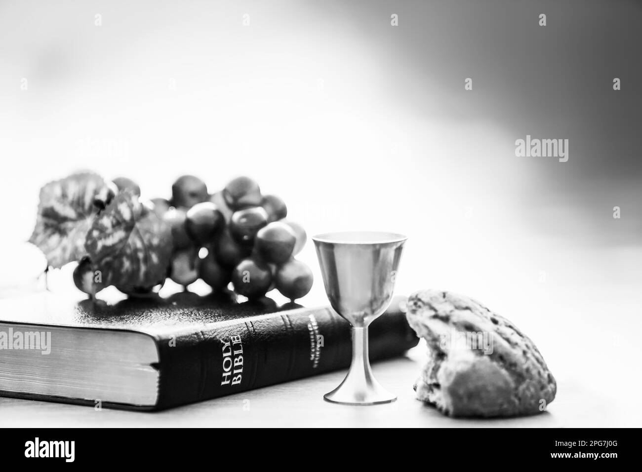 Heilige Kommunion, symbolisiert das Blut und Fleisch Jesu Christi, das letzte Abendmahl, Brot, Wein, Trauben, Bibel, Leihgabe, Passionswoche, Ostern Stockfoto