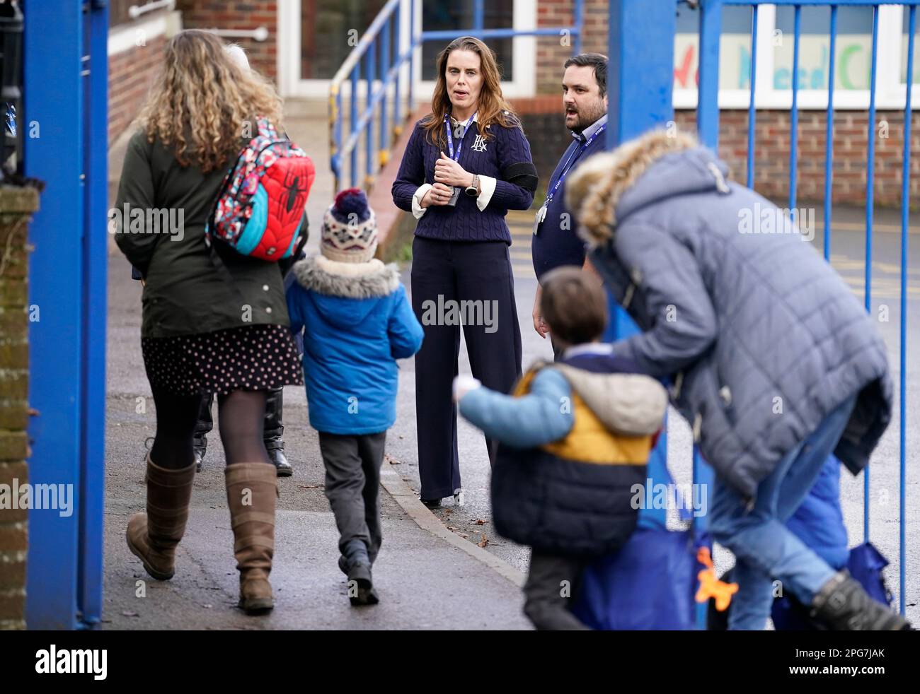 Schulleiterin Flora Cooper mit schwarzem Armband begrüßt die Kinder an den John Rankin Schools in Newbury, Berkshire, nach dem Tod von Ruth Perry, der an der nahe gelegenen Caversham Primary School in Reading leitete. Ruth brachte sich im Januar um, während sie auf einen Ofsted-Bericht wartete, der ihrer Schule die niedrigste Bewertung gab, sagte ihre Familie. Foto: Dienstag, 21. März 2023. Stockfoto