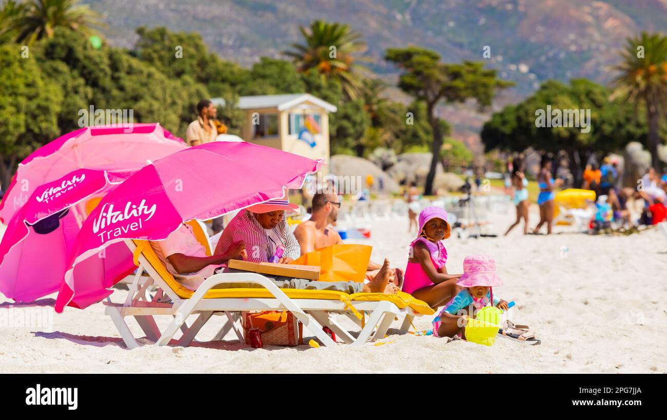 Kapstadt, Südafrika - 18. Februar 2023: Blick auf Urlauber am Strand von Camps Bay Stockfoto