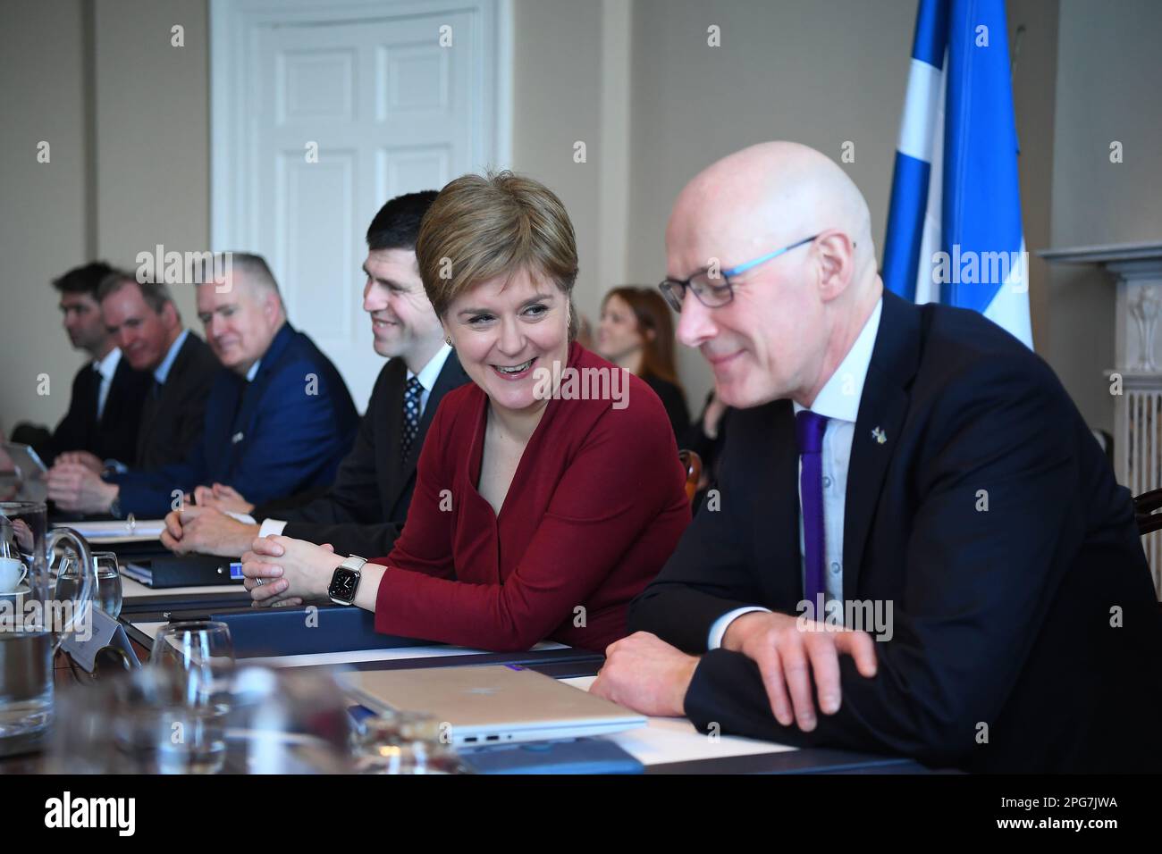 Nicola Sturgeon, die scheidende erste Ministerin Schottlands, leitet ihre letzte Sitzung des schottischen Kabinetts im Bute House in Edinburgh. Foto: Dienstag, 21. März 2023. Stockfoto