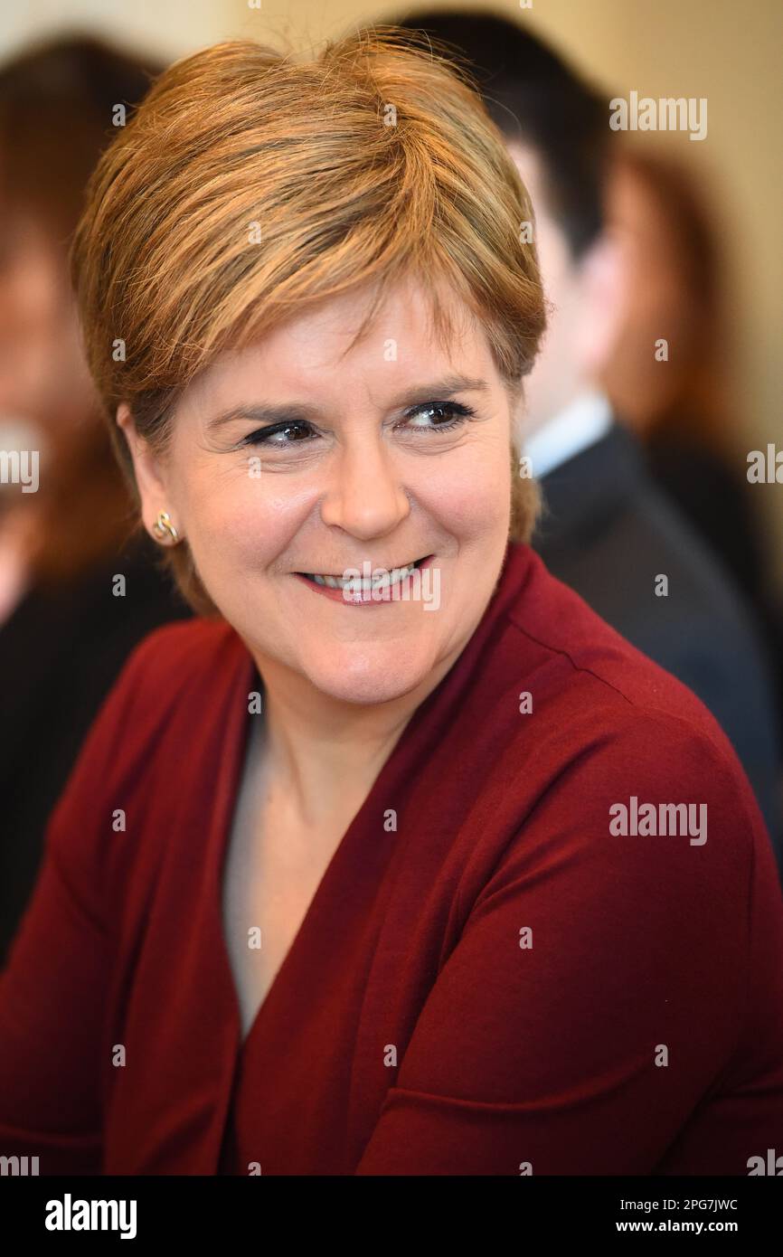 Nicola Sturgeon, die scheidende erste Ministerin Schottlands, leitet ihre letzte Sitzung des schottischen Kabinetts im Bute House in Edinburgh. Foto: Dienstag, 21. März 2023. Stockfoto