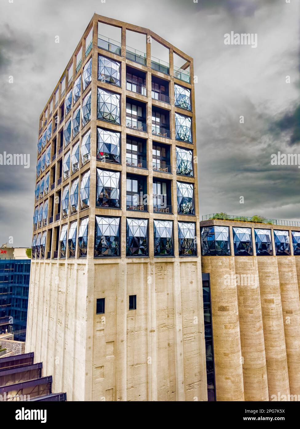Kapstadt, Südafrika - 8. März 2023: Umgebautes Getreidesilo, das vom Designer Thomas Heatherwick in ein modernes Museumsgebäude umgewandelt wurde Stockfoto
