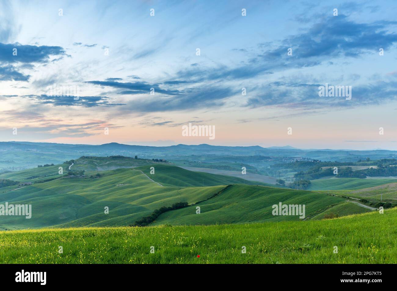 Ländlicher Blick auf die Hügel und Täler bei Sonnenaufgang Stockfoto