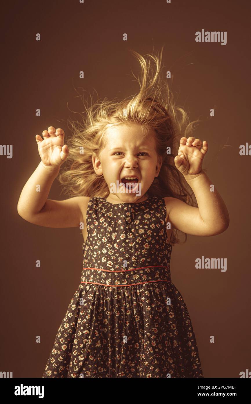Porträt eines kleinen Mädchens mit lustigem Gesichtsausdruck Stockfoto