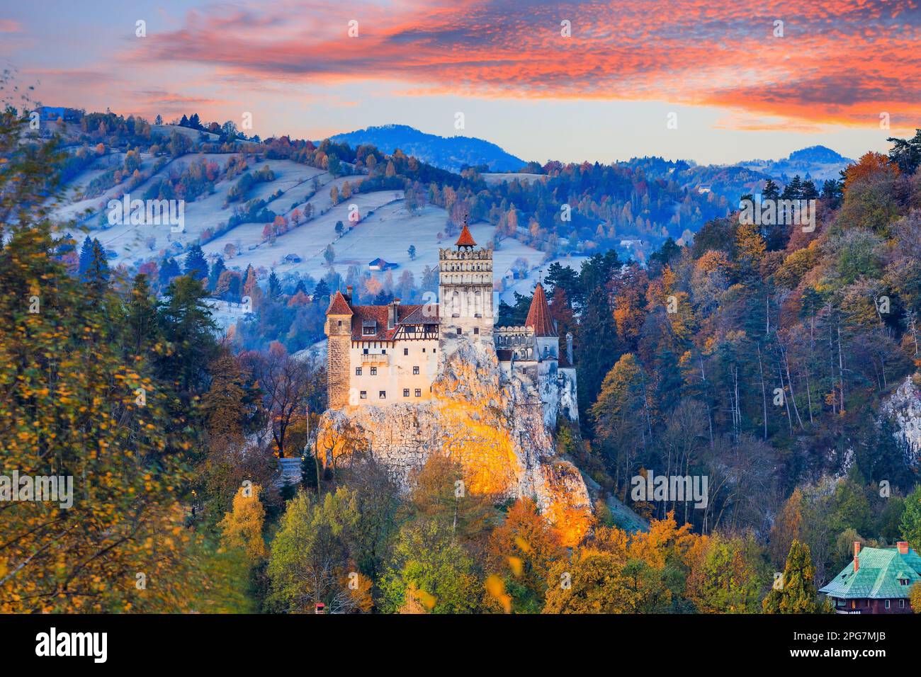 Brasov, Siebenbürgen. Rumänien. Die mittelalterliche Burg Bran, bekannt für den Mythos von Dracula bei Sonnenuntergang. Stockfoto