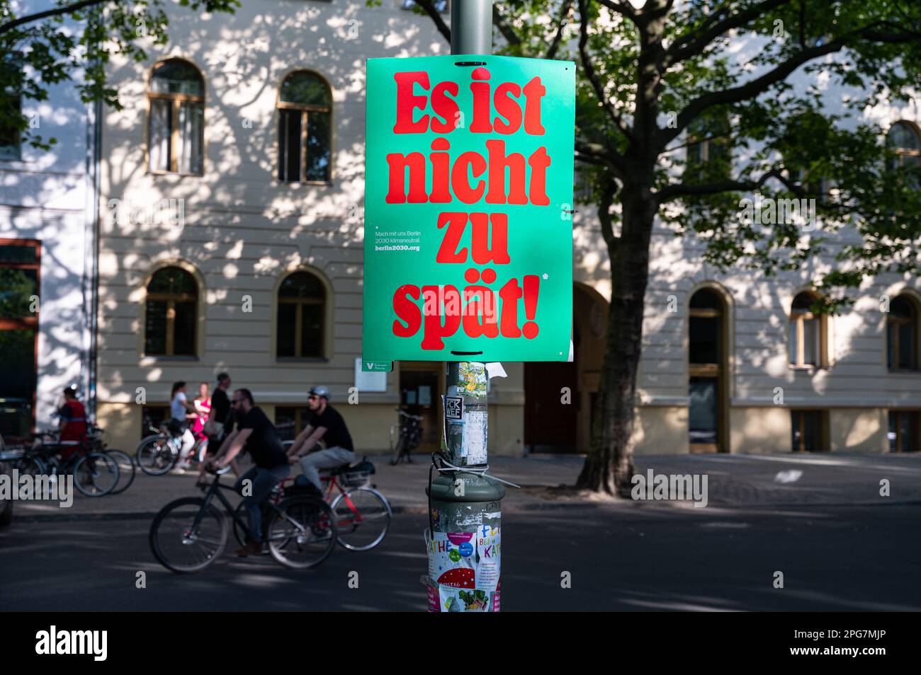 03.08.2022, Berlin, Deutschland, Europa - Ein Poster im Bezirk Prenzlauer Berg wirbt für das Klimareferendum am 26. März 2023. Stockfoto