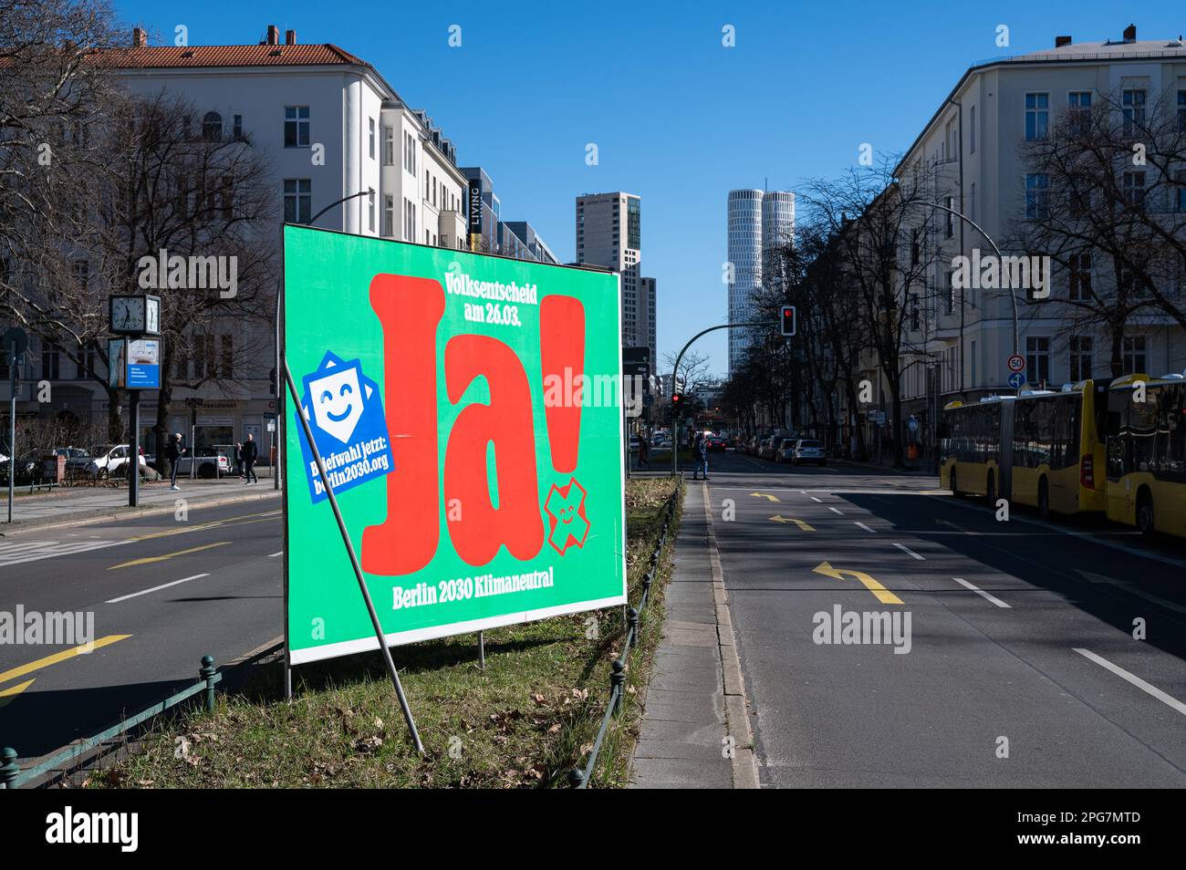 16.03.2023, Berlin, Deutschland, Europa - Eine Plakatwand am Ort Charlottenburg wirbt für das Klimareferendum am 26. März 2023. Stockfoto