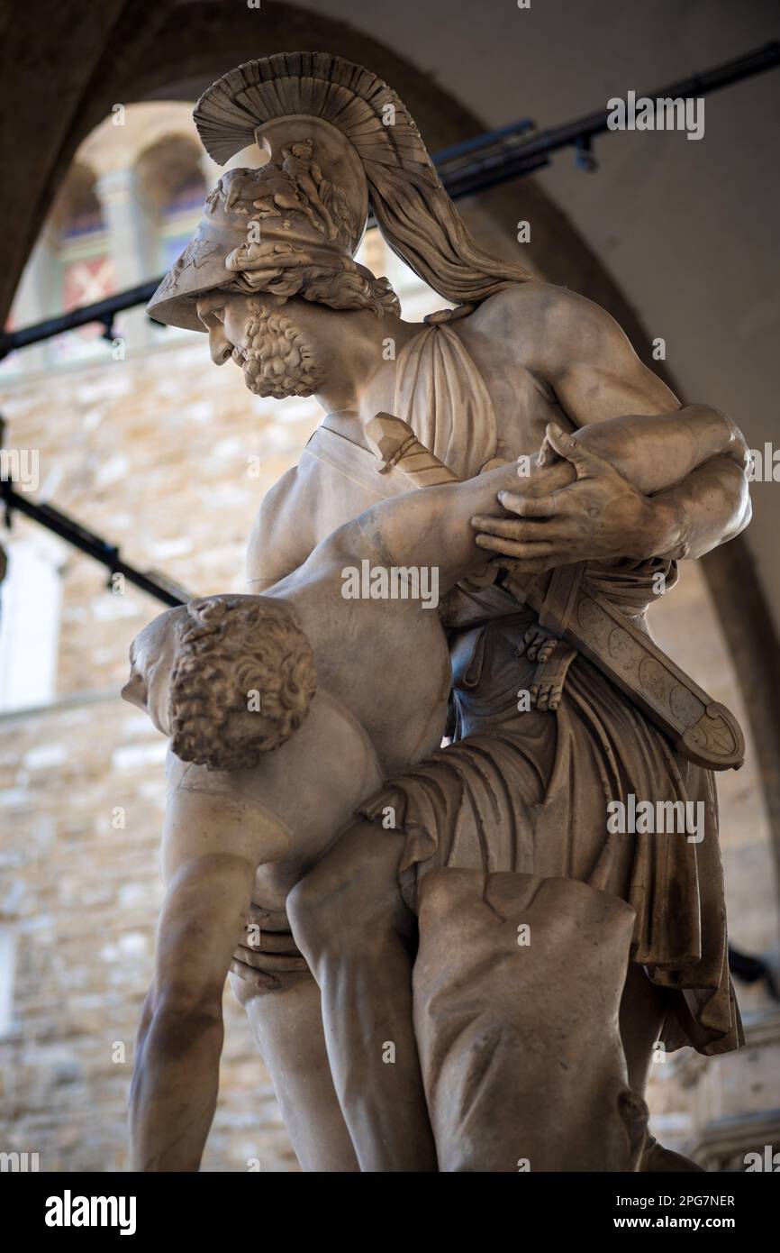 Eine römische, aber sehr unbeholfene, restaurierte Skulptur, Menelaos trägt den Körper von Patroklos oder Ajax trägt den Körper von Achilles in Loggia della Signoria Stockfoto