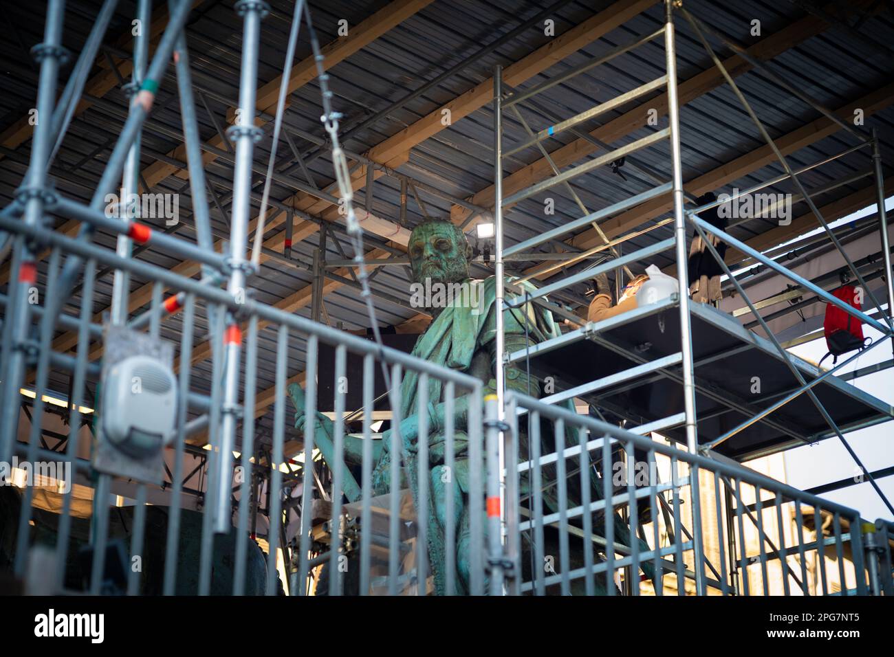 Restaurierungsarbeiten an Giambolognas Reiterdenkmal für Cosimo I in der Pizza della Signoria in Florenz, Italien, laufen Stockfoto