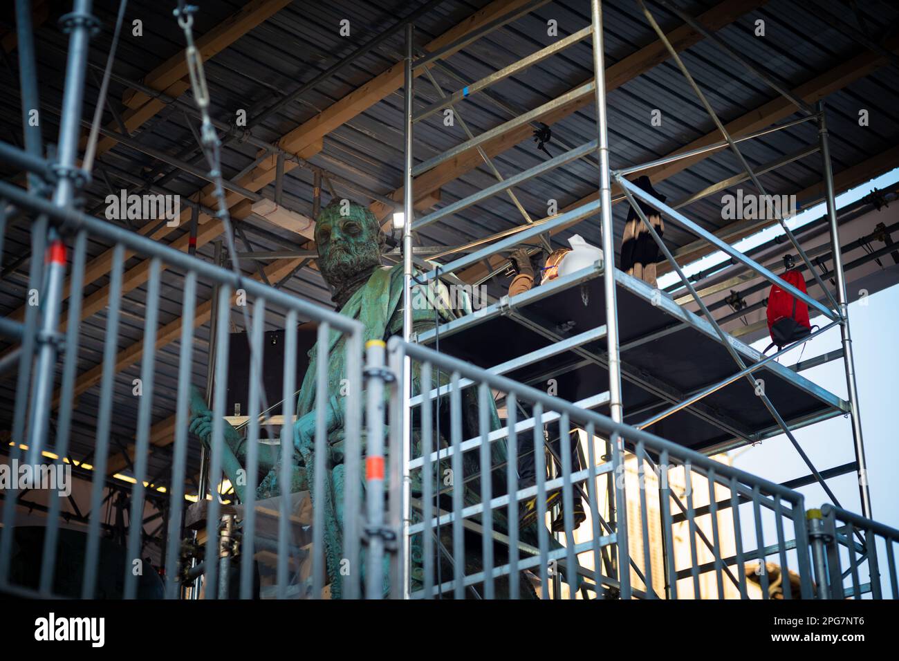 Restaurierungsarbeiten an Giambolognas Reiterdenkmal für Cosimo I in der Pizza della Signoria in Florenz, Italien, laufen Stockfoto