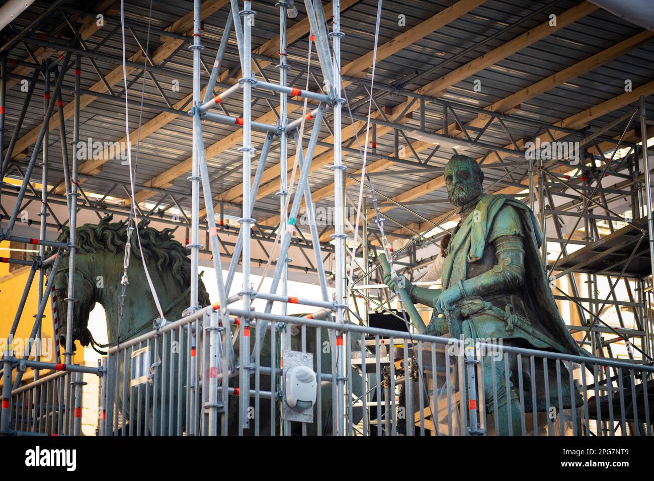 Restaurierungsarbeiten an Giambolognas Reiterdenkmal für Cosimo I in der Pizza della Signoria in Florenz, Italien, laufen Stockfoto