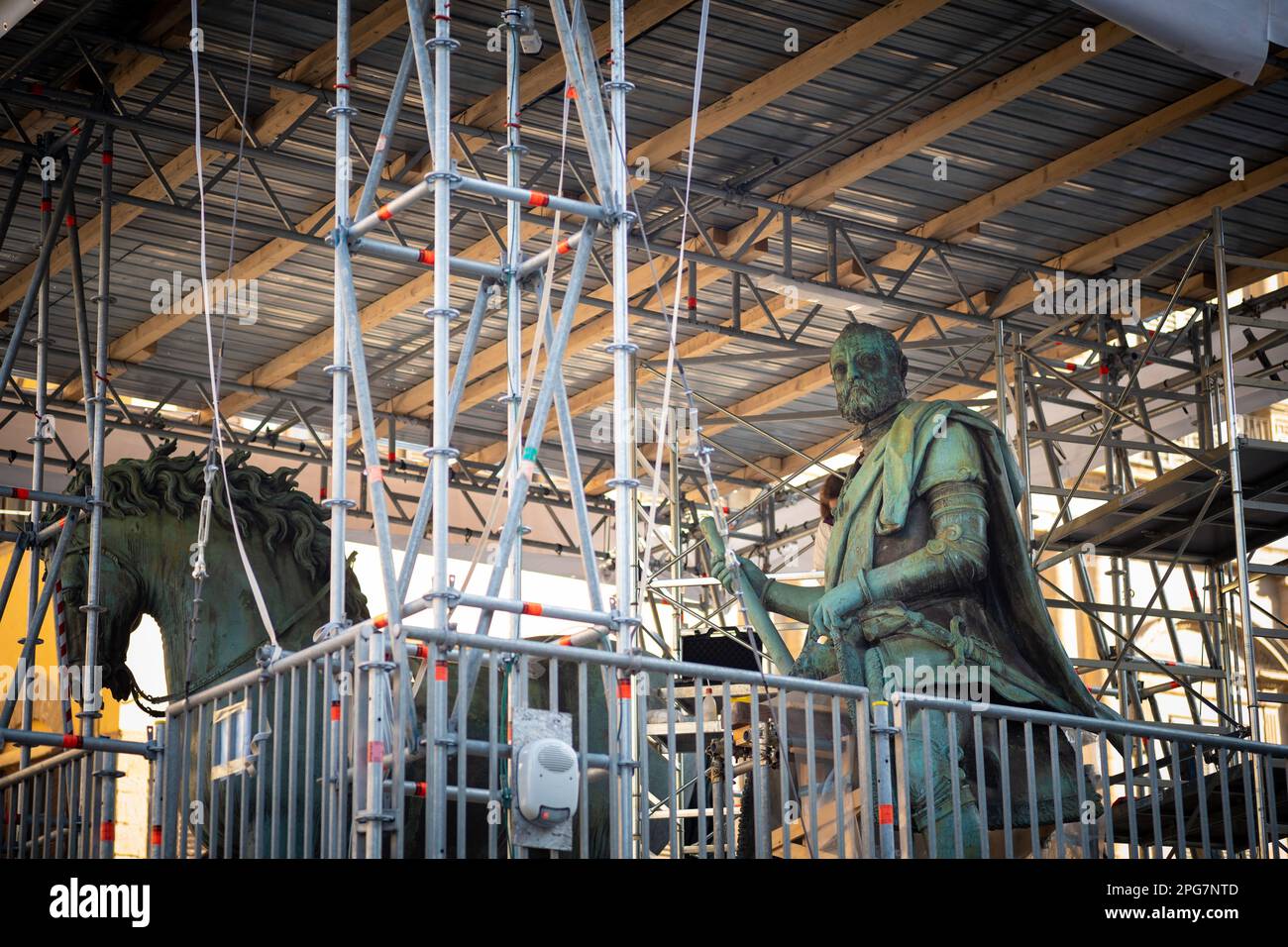 Restaurierungsarbeiten an Giambolognas Reiterdenkmal für Cosimo I in der Pizza della Signoria in Florenz, Italien, laufen Stockfoto