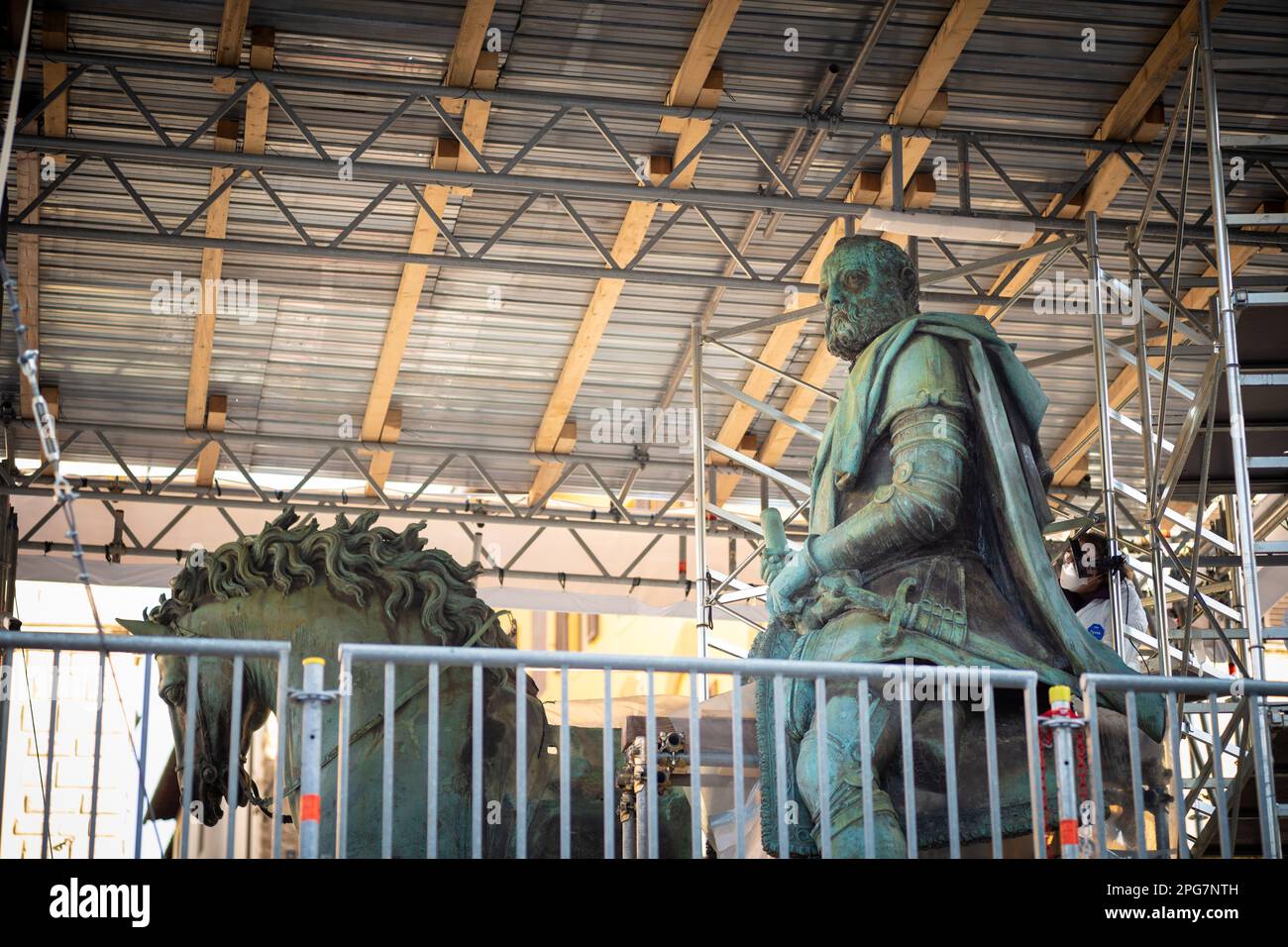 Restaurierungsarbeiten an Giambolognas Reiterdenkmal für Cosimo I in der Pizza della Signoria in Florenz, Italien, laufen Stockfoto