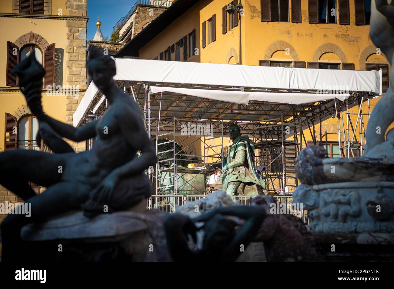 Restaurierungsarbeiten an Giambolognas Reiterdenkmal für Cosimo I in der Pizza della Signoria in Florenz, Italien, laufen Stockfoto