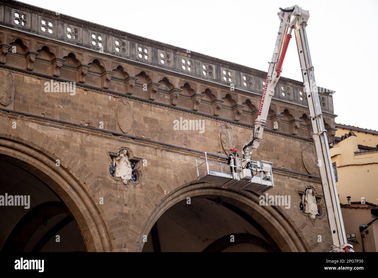 Inspektion der Außenseite der Loggia della Signoria als laufende Arbeiten zur Dachreparatur. (Feb. 2023) Stockfoto