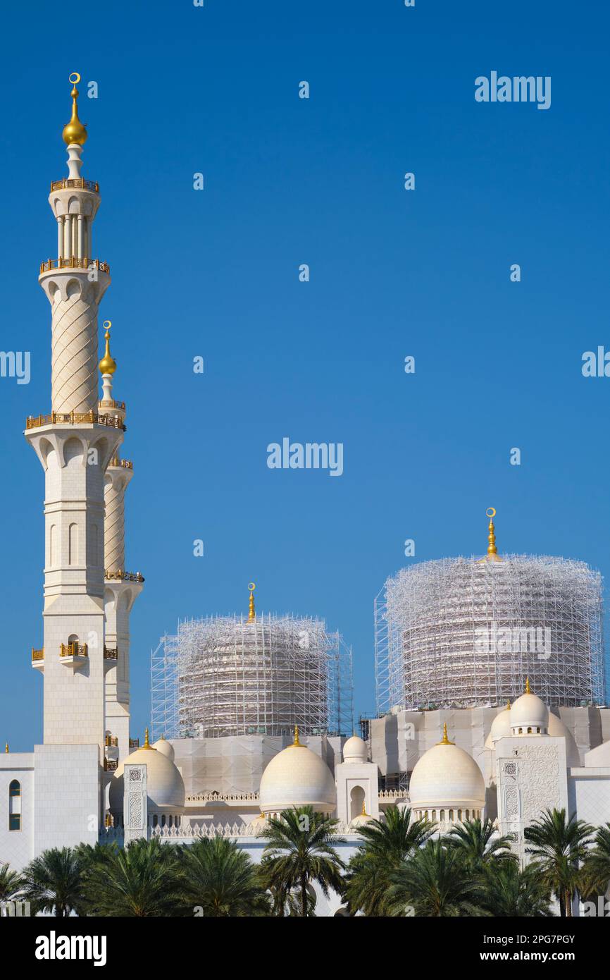 Außenansicht mit Restaurierung, Konservierungsarbeiten an Kuppeln unter Gerüsten. In der Scheich-Zayid-Moschee in Abu Dhabi, Vereinigte Arabische Emirate Stockfoto