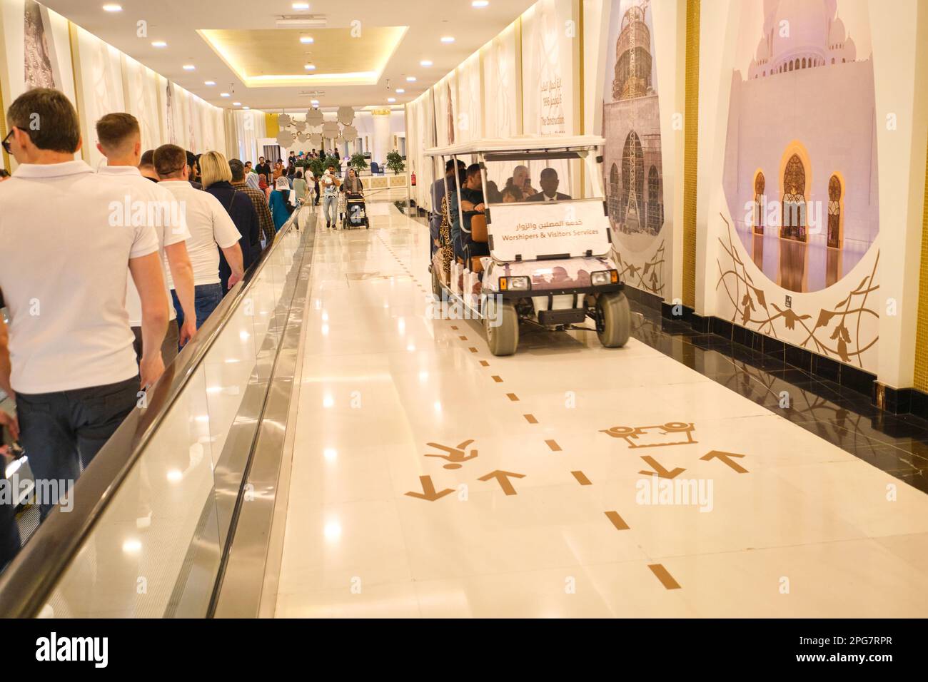 Auf dem langen, unterirdischen Korridor können Besucher auf einem Golfwagen die Anlage erreichen. In der Scheich-Zayid-Moschee in Abu Dhabi, Vereinigte Arabische Emirate, Stockfoto