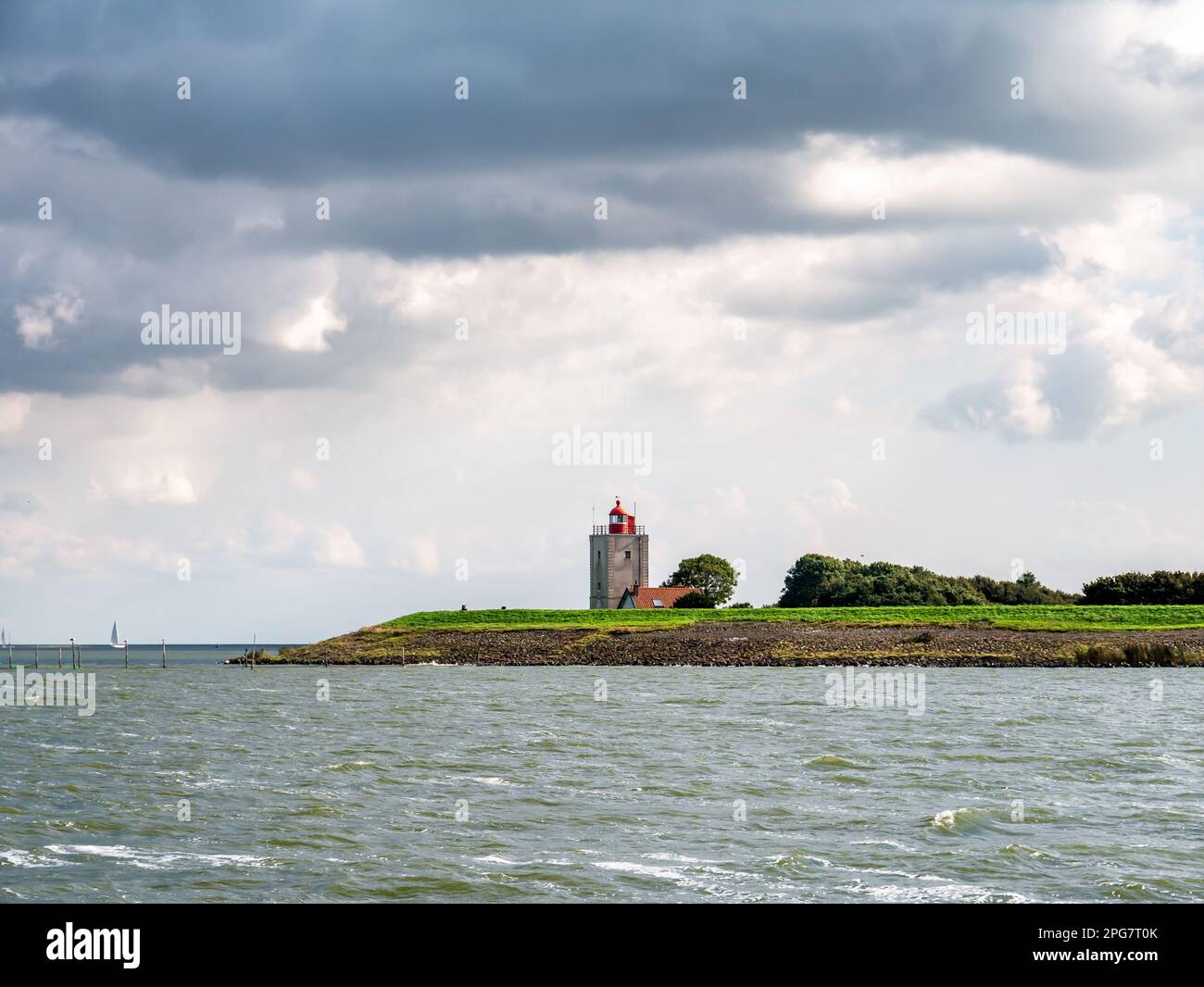 Leuchtturm De Ven am Deich des IJsselmeer Sees zwischen Andijk und Enkhuizen, Noord-Holland, Niederlande Stockfoto