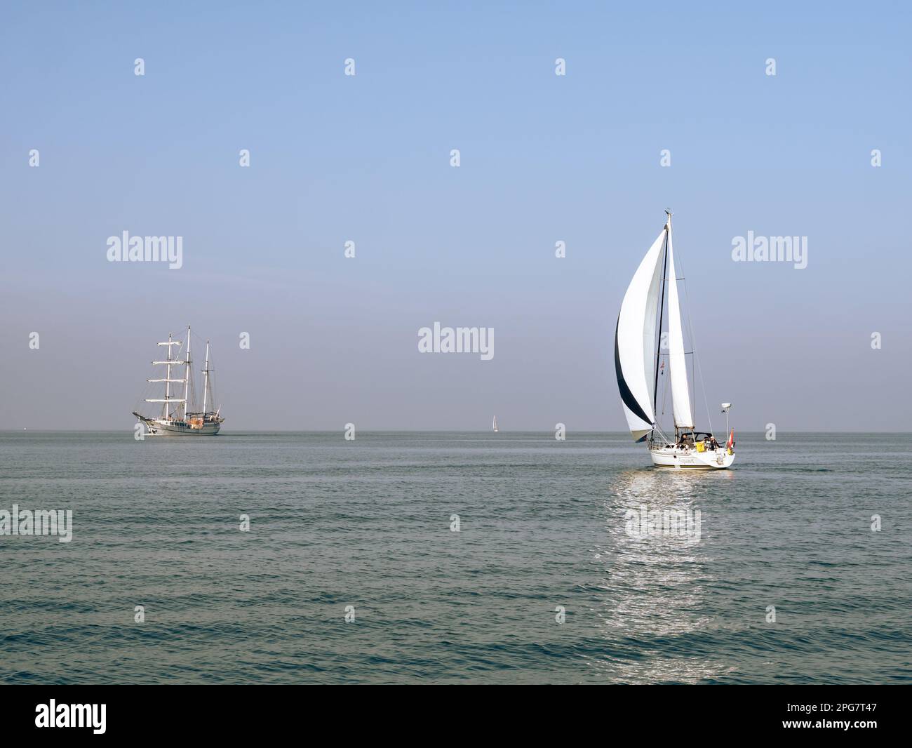 Moderne Segelyacht und traditionelle Dreimastklipper Segeln auf dem IJsselmeer See, Niederlande Stockfoto