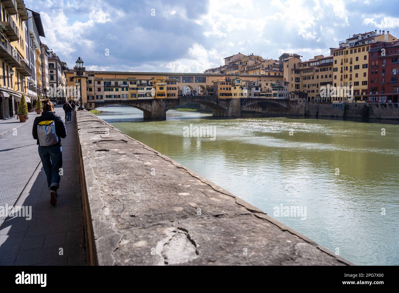 Die berühmte Brücke Ponte Vecchio in Florenz mit dem Vasarikorridor über den Goldschmiedegeschäften Stockfoto