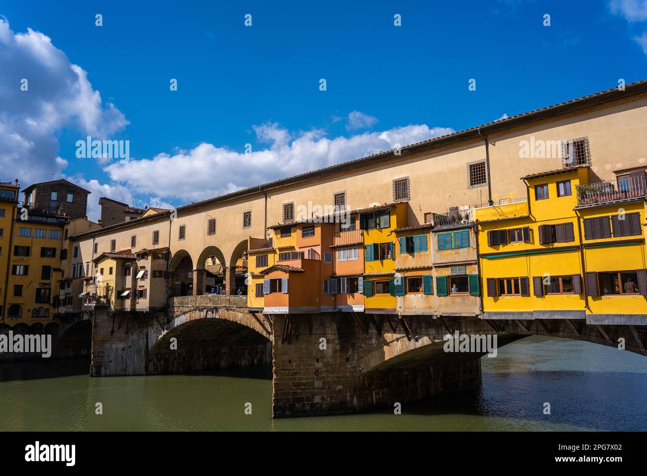 Die berühmte Brücke Ponte Vecchio in Florenz mit dem Vasarikorridor über den Goldschmiedegeschäften Stockfoto