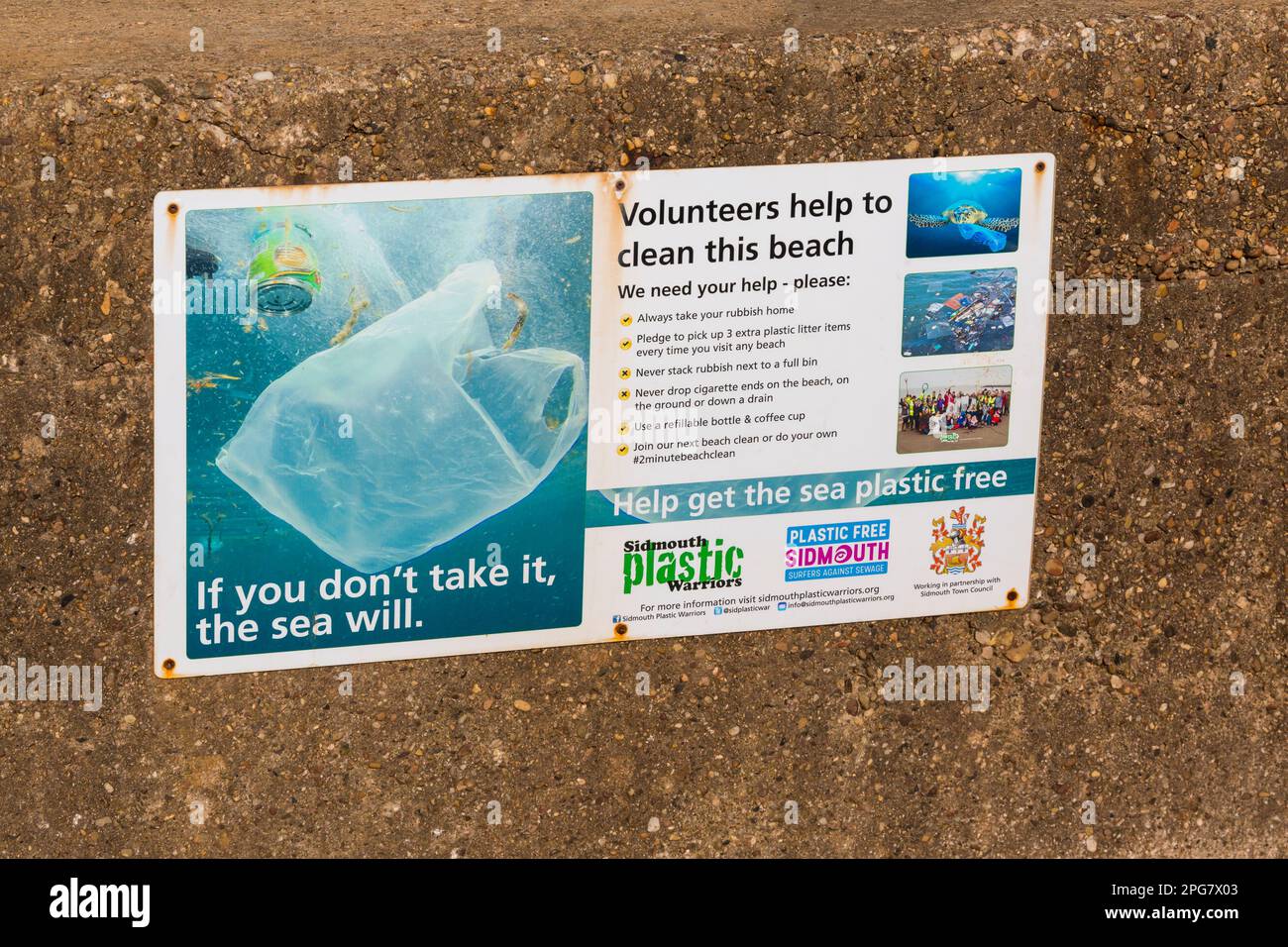 Wenn Sie es nicht nehmen, hilft Ihnen das Meer, Plastik kostenlos zu bekommen Freiwillige helfen, dieses Strandschild in Sidmouth, Devon UK im März zu reinigen Stockfoto