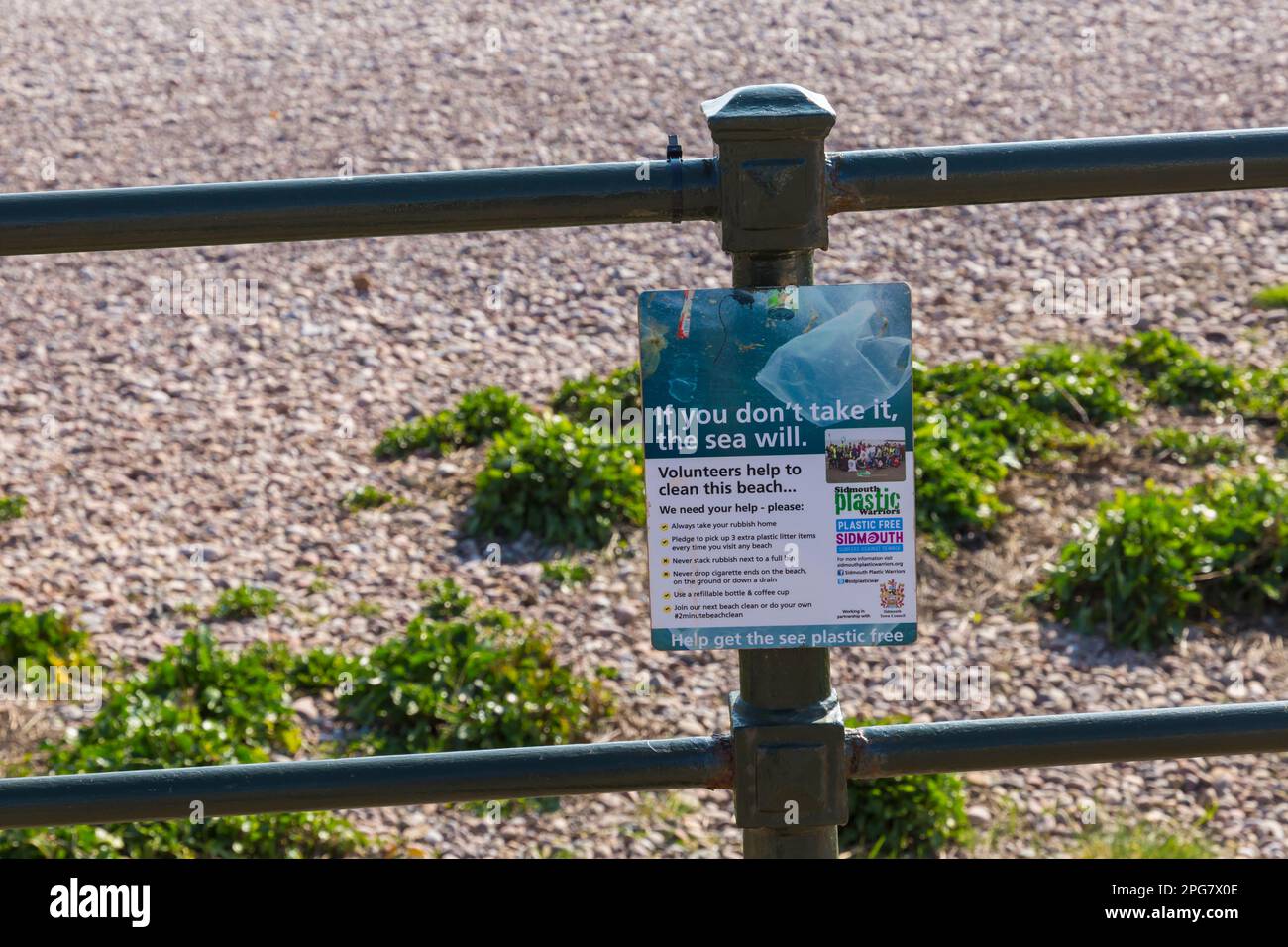 Wenn Sie es nicht nehmen, hilft Ihnen das Meer, Plastik kostenlos zu bekommen Freiwillige helfen, dieses Strandschild in Sidmouth, Devon UK im März zu reinigen Stockfoto