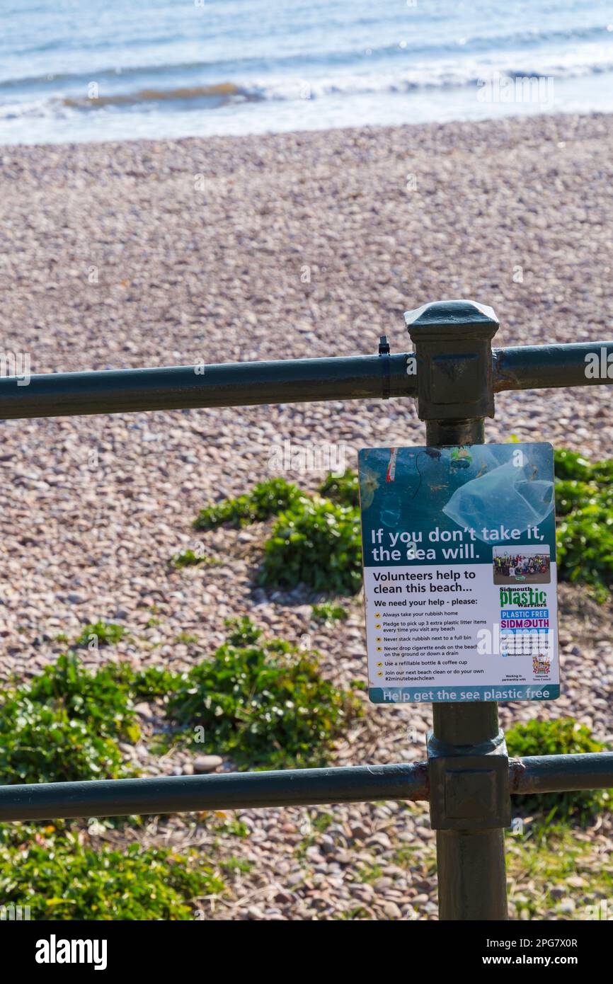 Wenn Sie es nicht nehmen, hilft Ihnen das Meer, Plastik kostenlos zu bekommen Freiwillige helfen, dieses Strandschild in Sidmouth, Devon UK im März zu reinigen Stockfoto