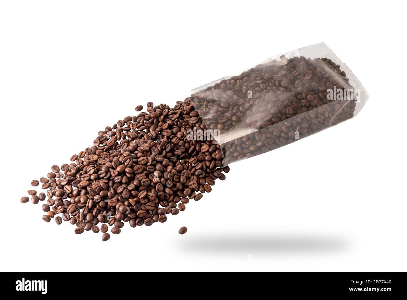 Geröstete Kaffeebohnen aus transparentem Beutel, isoliert auf weiß, mit Schneideweg im Lieferumfang enthalten Stockfoto